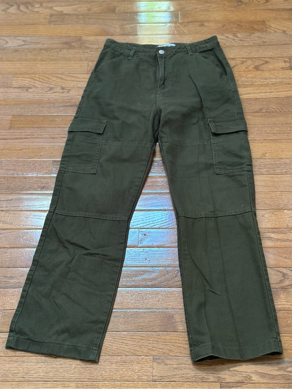 Women’s Cargo Pants in Olive Green size 9 juniors Y2K 90’s boyfriend